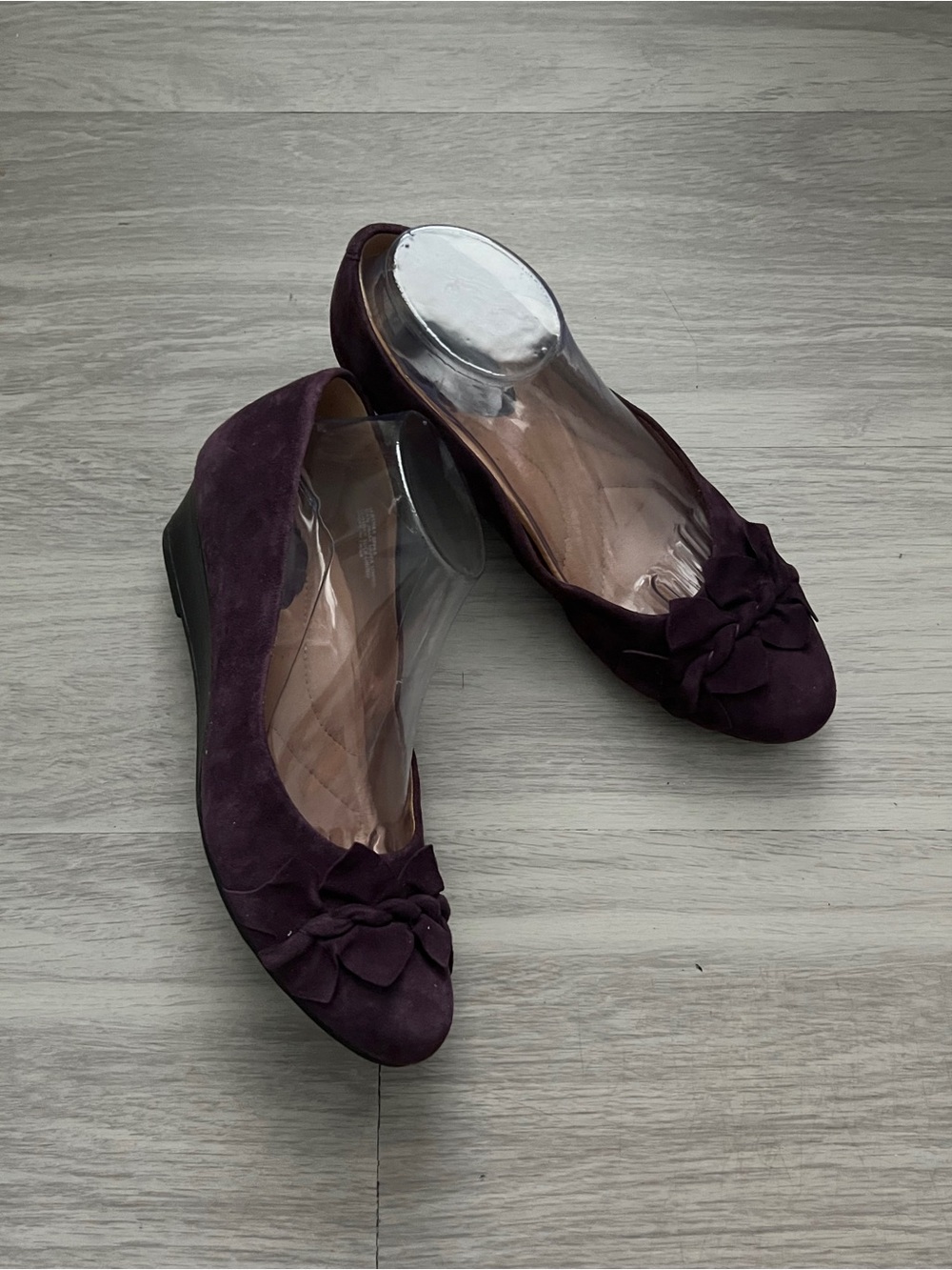 Earth Women’s Plum Purple Suede Low Wedge Floral Detail Size 10